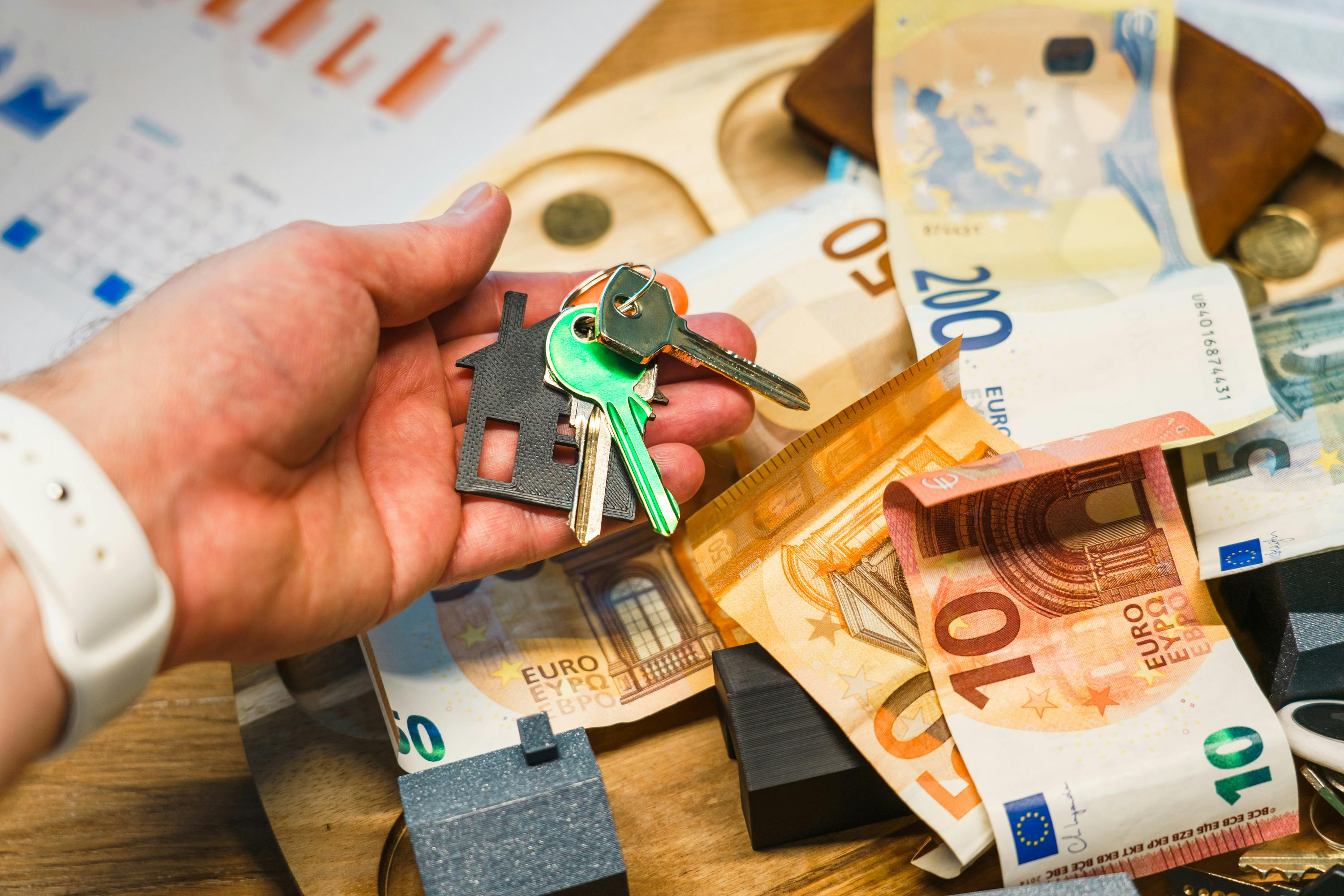 Keys and money representing zero-down financing